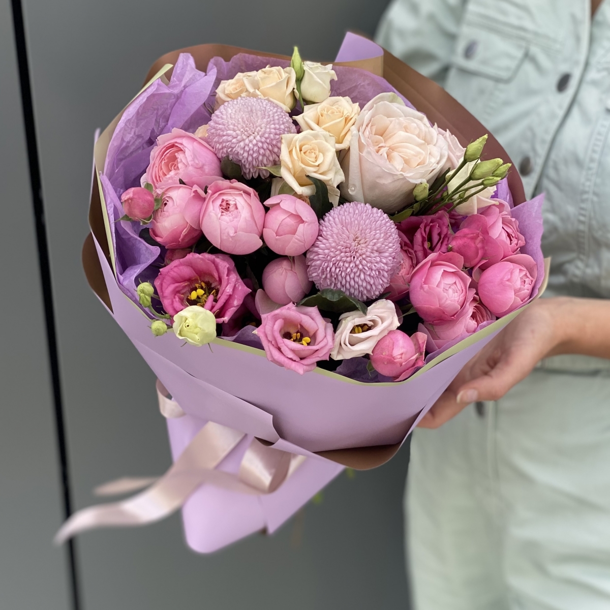 Букет Солнечные лучи из эустомы, кустовой розы и Момоко