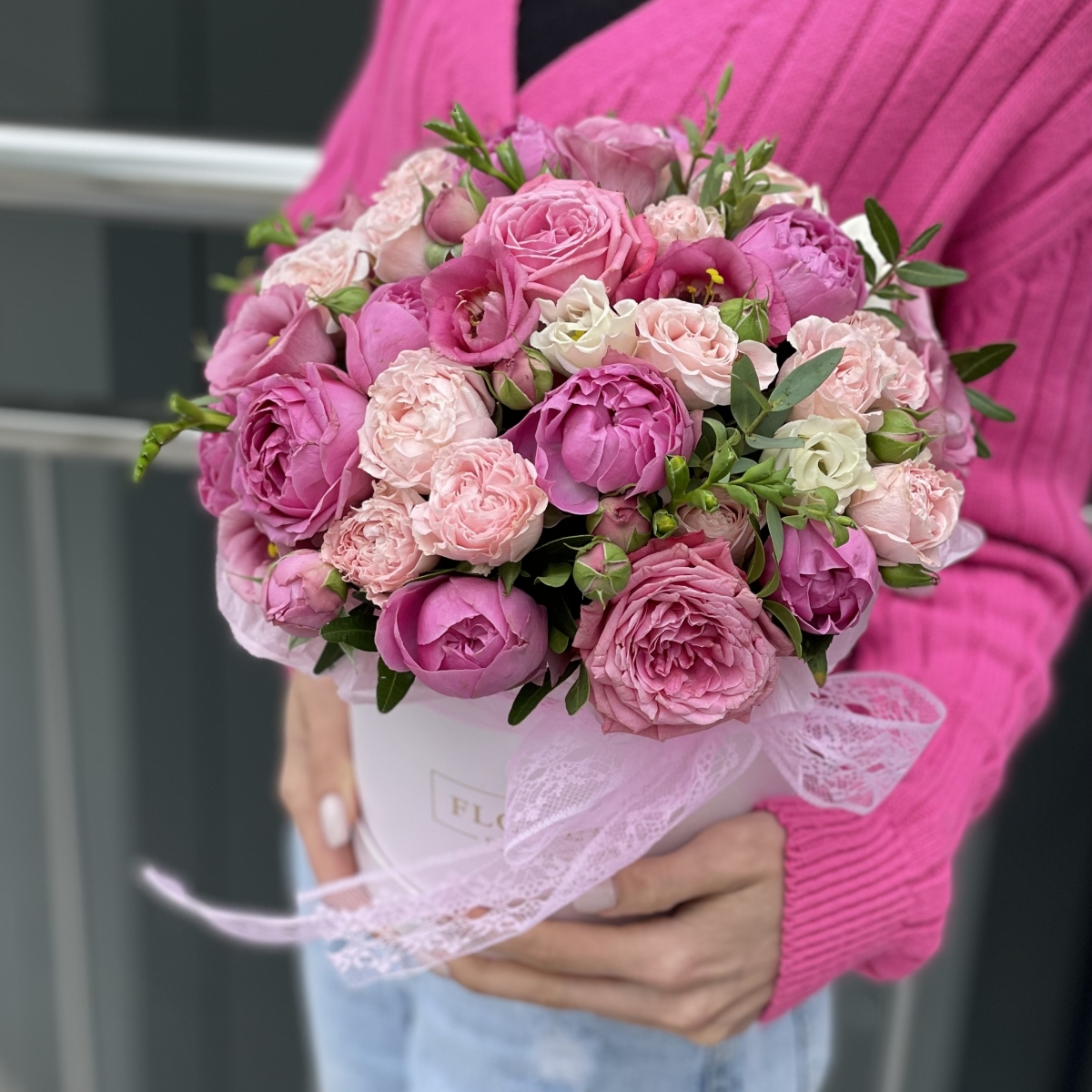 Коробка Трогательные чувства из эустомы и пионовидных роз