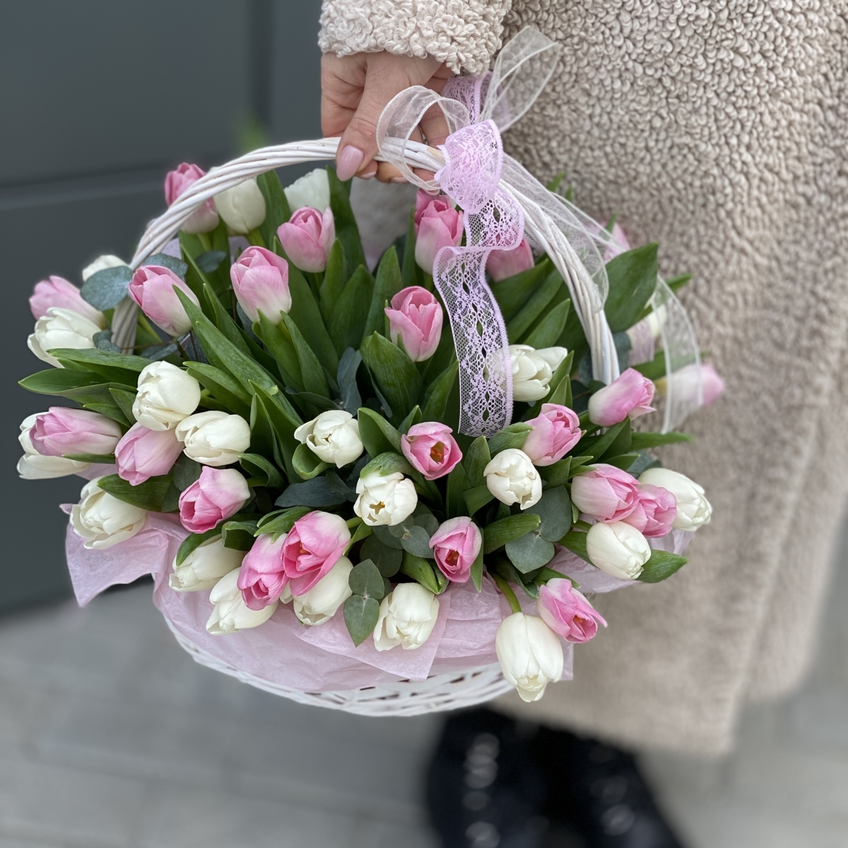 Корзина Весна из 55 белых и розовых тюльпанов