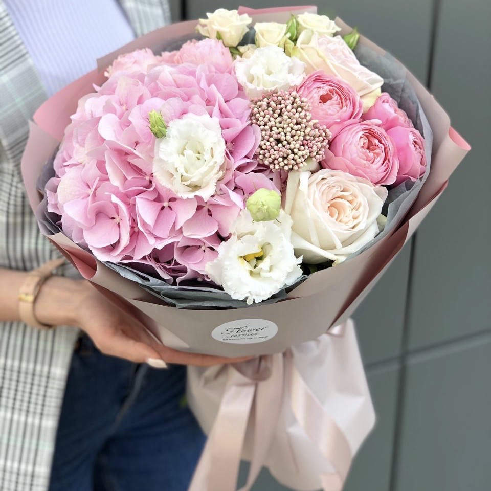 Букет из гортензии и роз Вегас