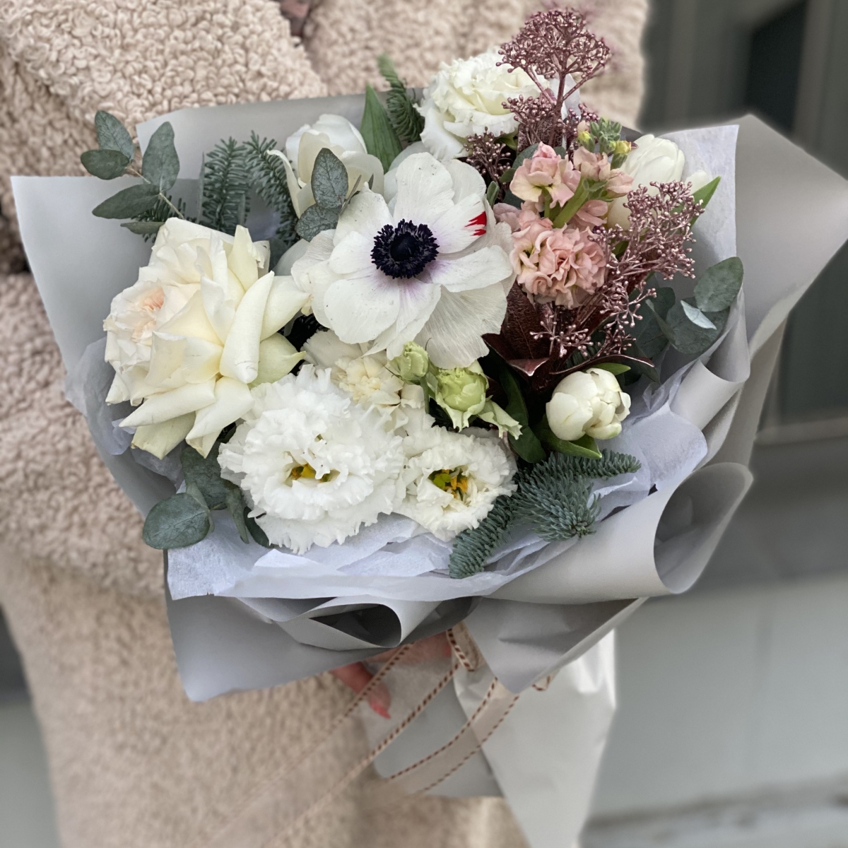 Букет из ранункулюсов, эустомы и пионовидной розы Лебединое озеро