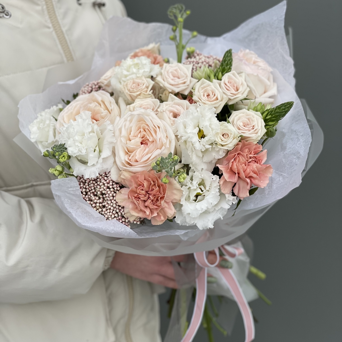 Букет Милкшейк из маттиолы, диантуса, роз и эустомы