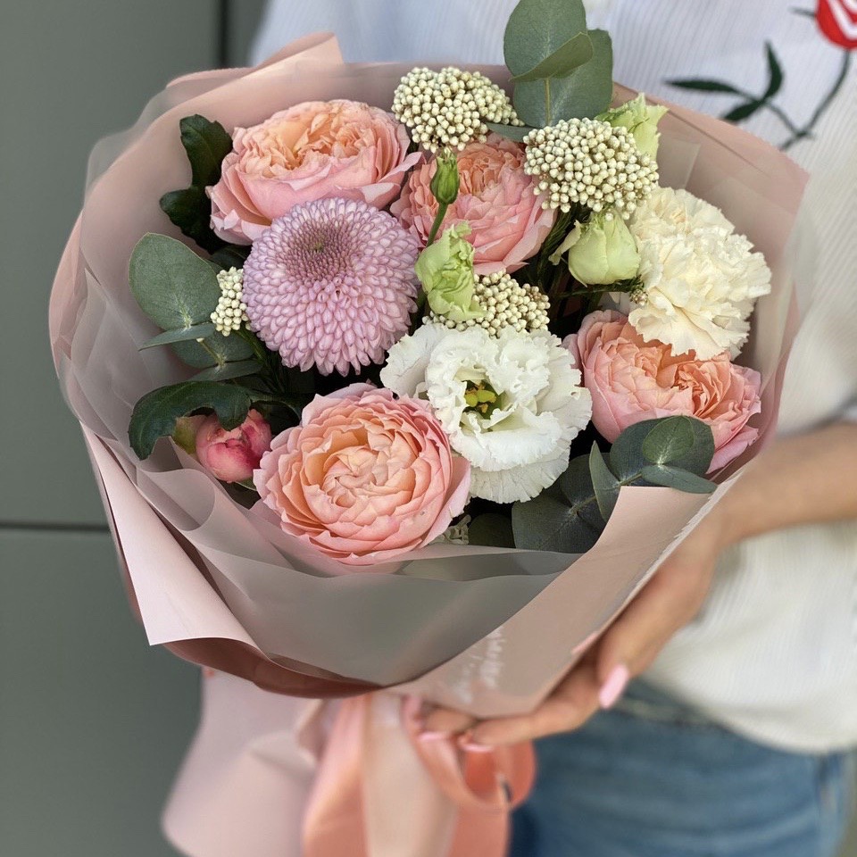 Букет из пионовидной кустовой розы, озотамнуса, хризантемы , эвкалипта и диантуса Улыбчивой девушке