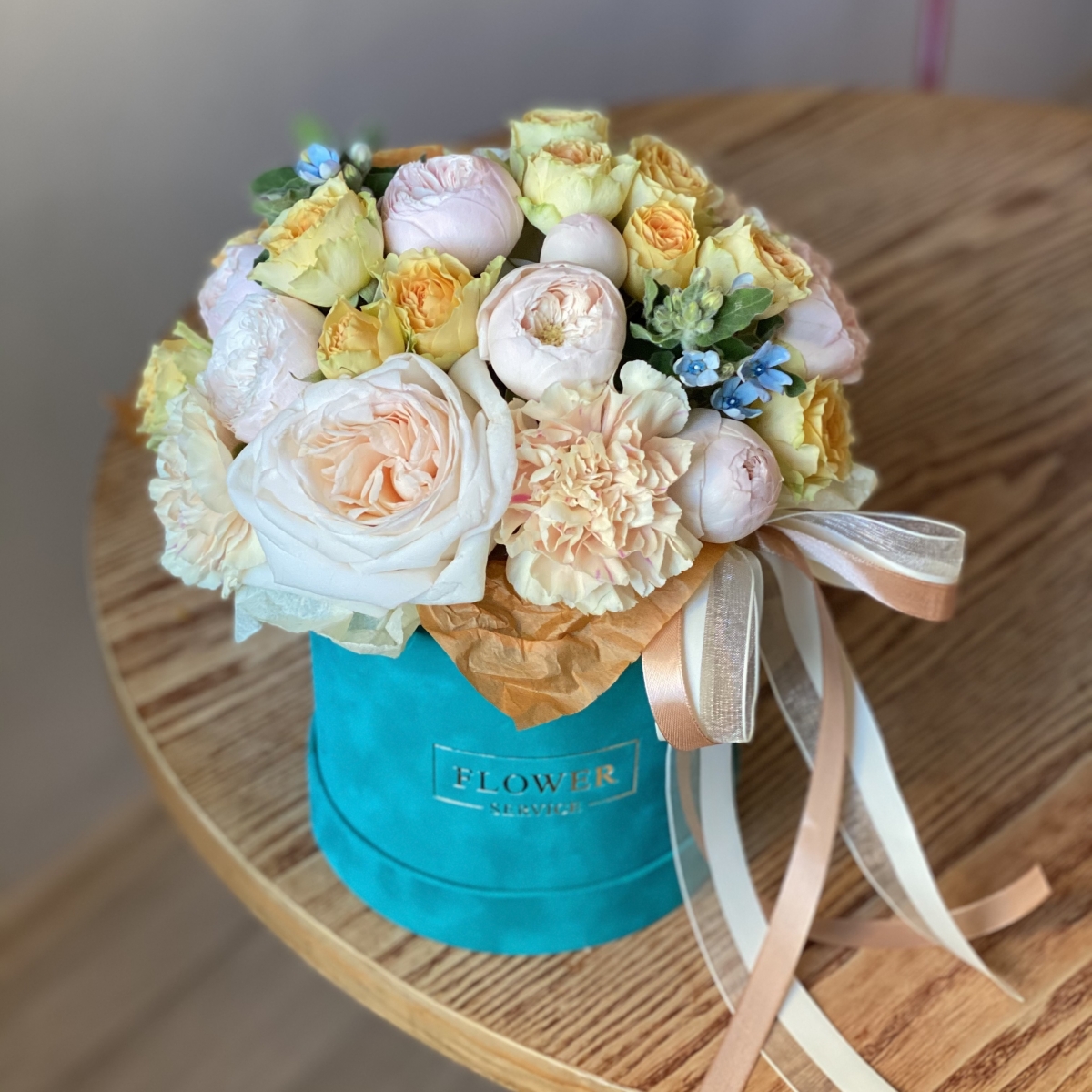 Коробка Медина из кустовых пионовидных роз, оксипеталума и диантуса