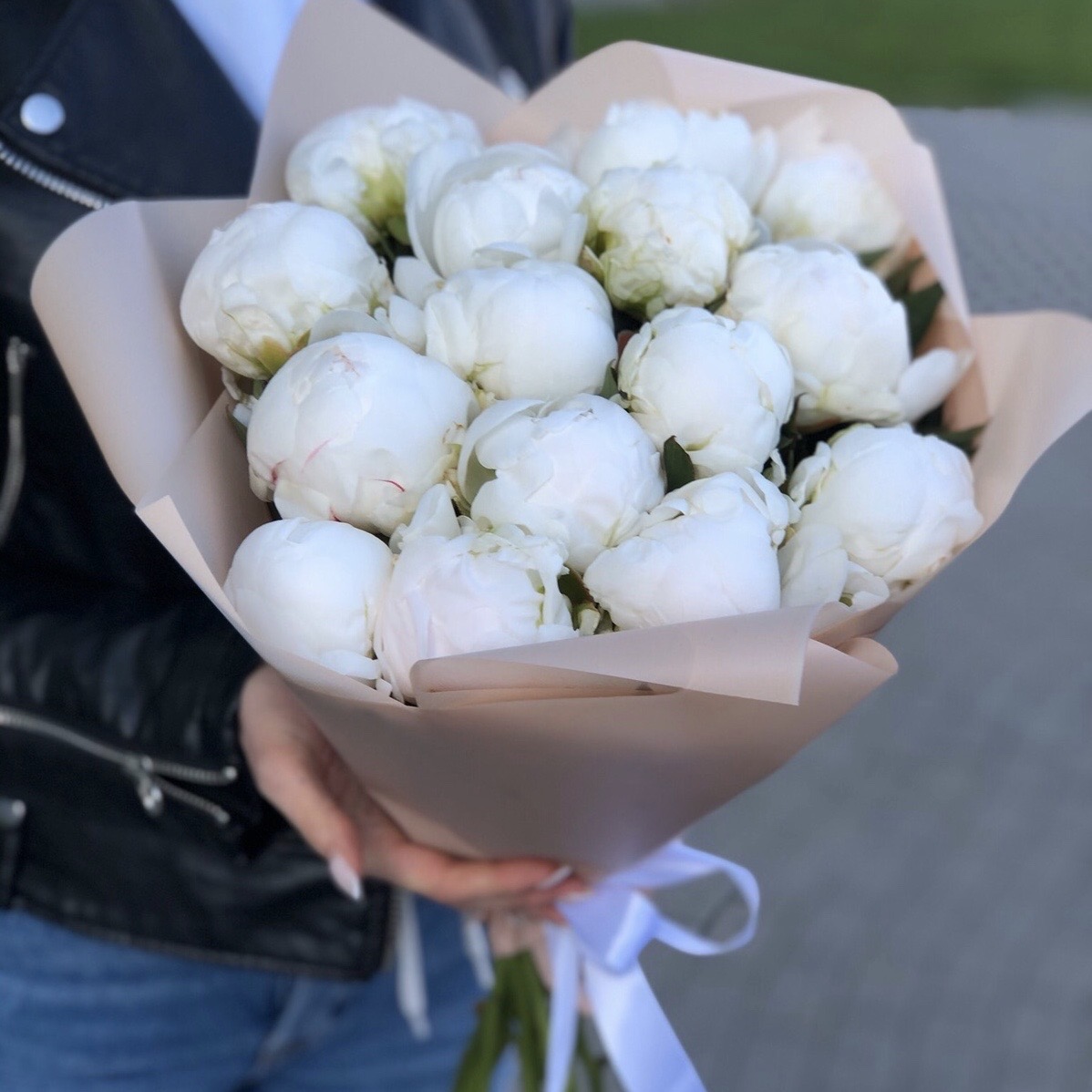 Букет Белое лето из 7 белых пионов и эвкалипта