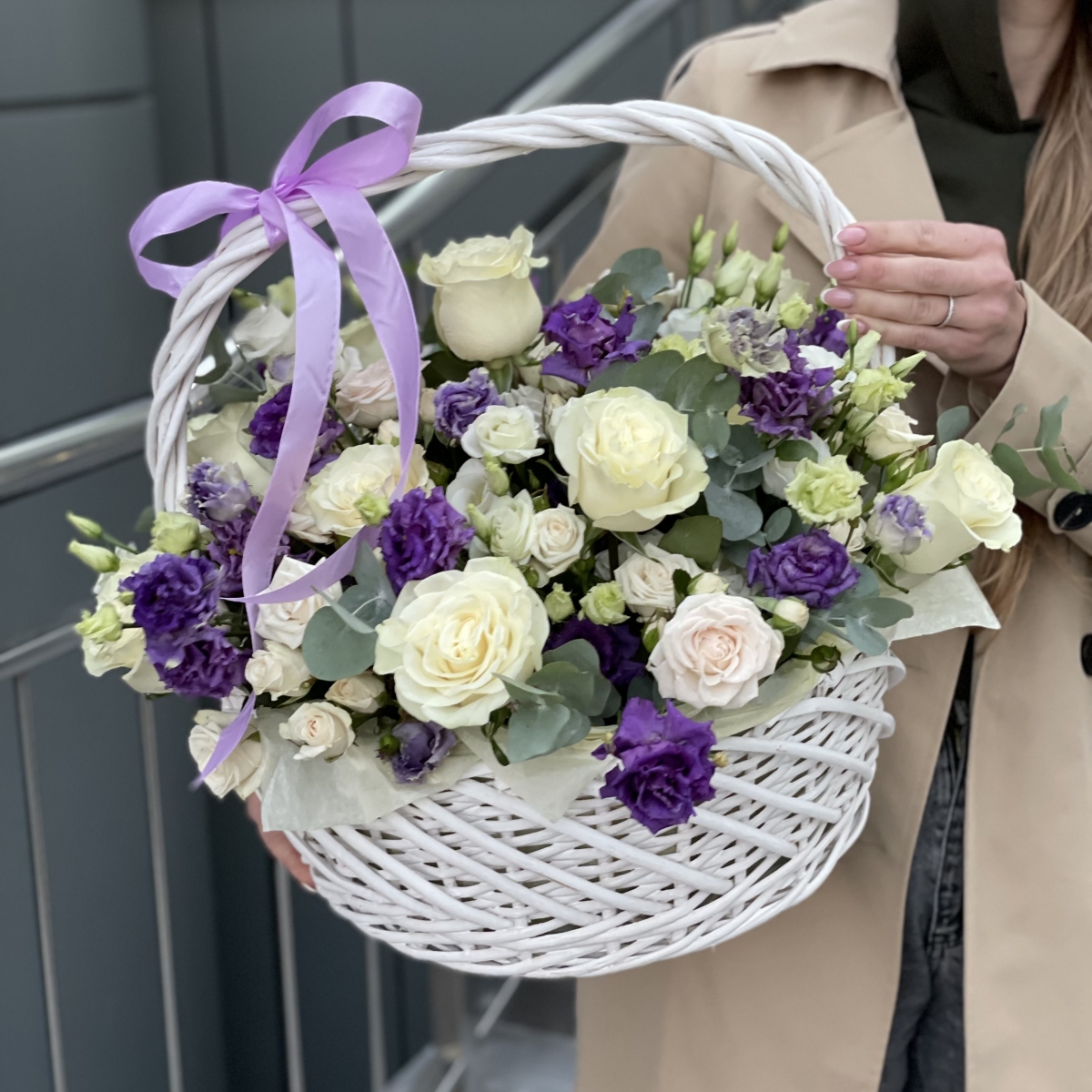 Корзина Бабочки из эустомы и роз