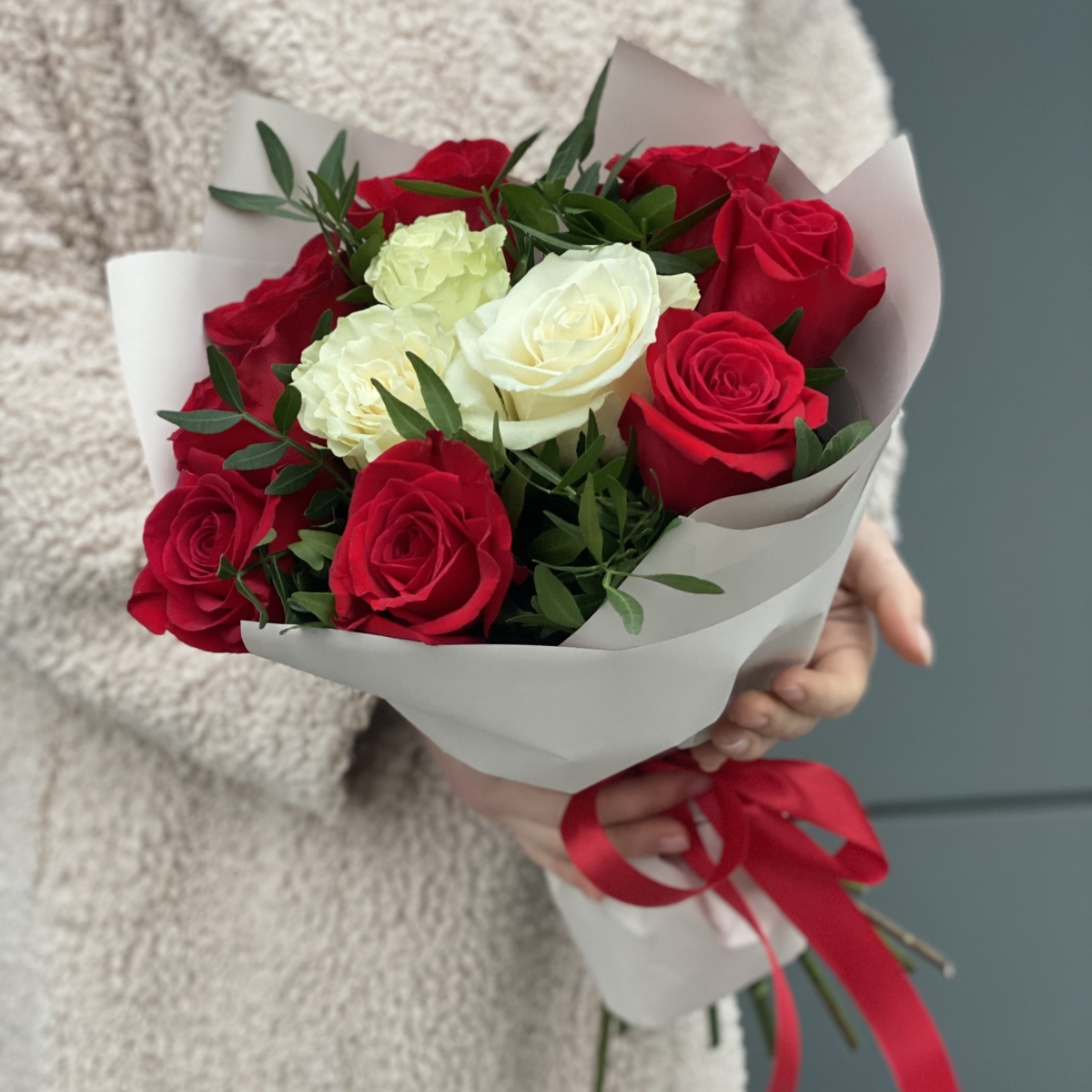 Букет Фея из красных и белых роз