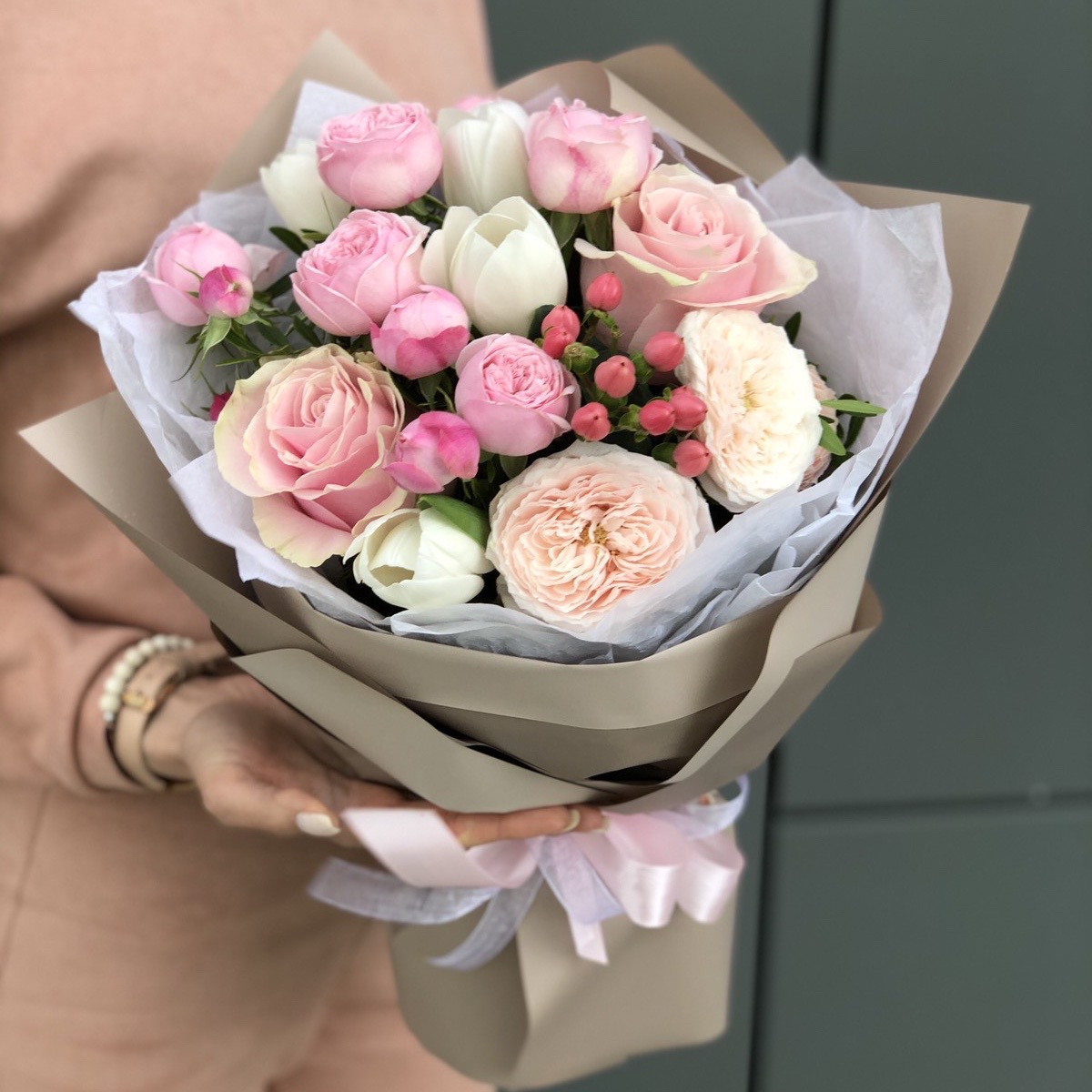 Букет из тюльпанов и пионовидной кустовой розы Восторг