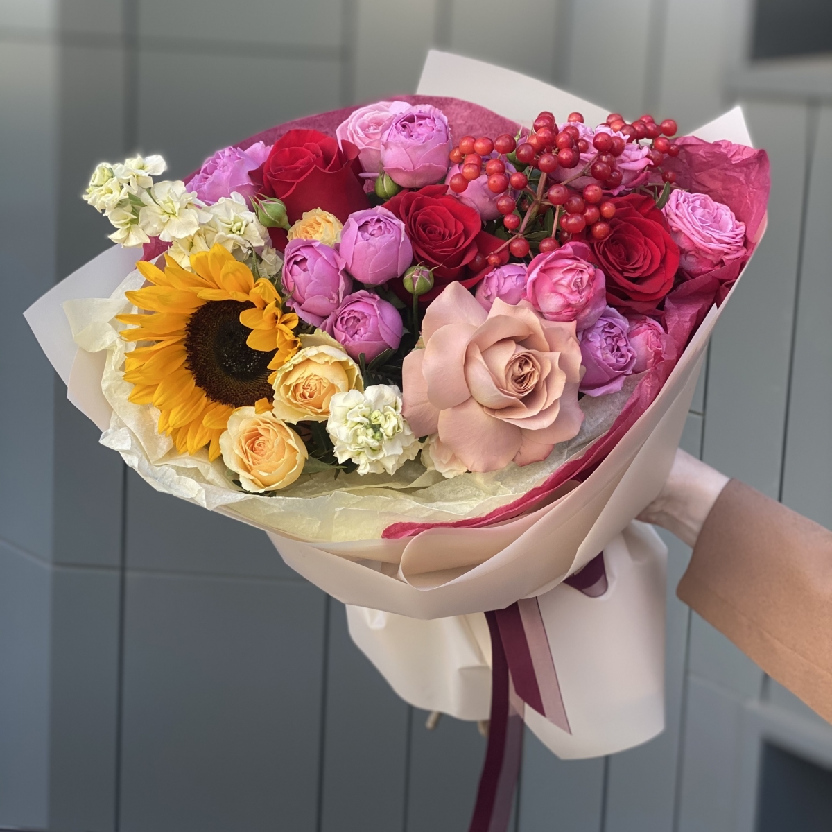 Букет Осенний роман из подсолнуха, вибурнума, маттиолы и роз