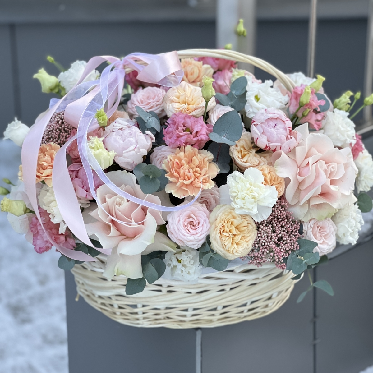 Корзина Сладость в размере M из эустомы, роз, пионов, озотамнуса и диантуса