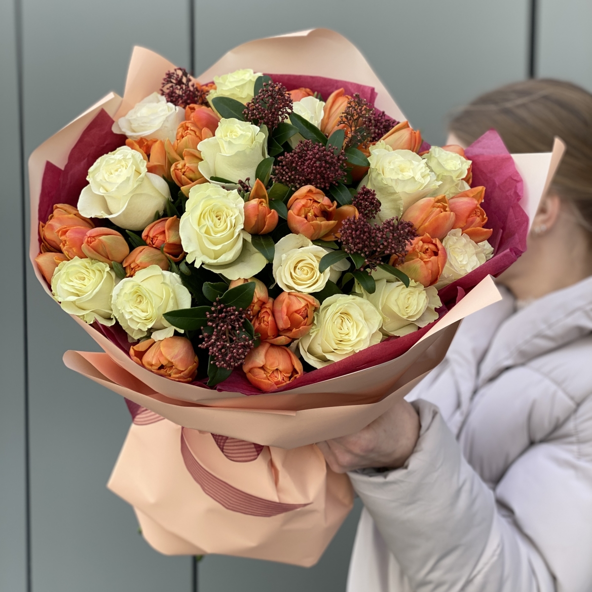 Букет Флирт из тюльпанов, белых роз и скиммии