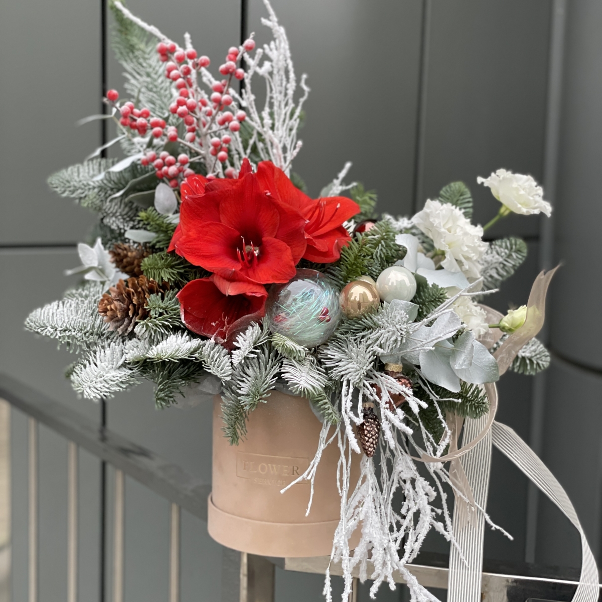 Композиция Дух Рождества из нобилиса, амариллиса, илекса и декора