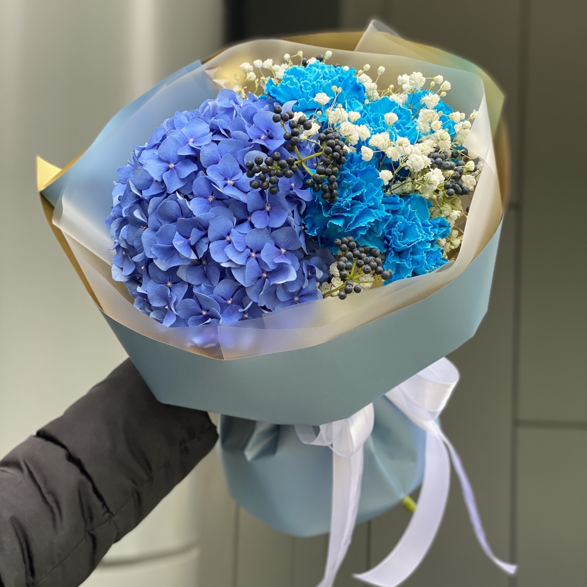Букет Синее небо из гортензии, вибурнума, диантуса и гипсофилы