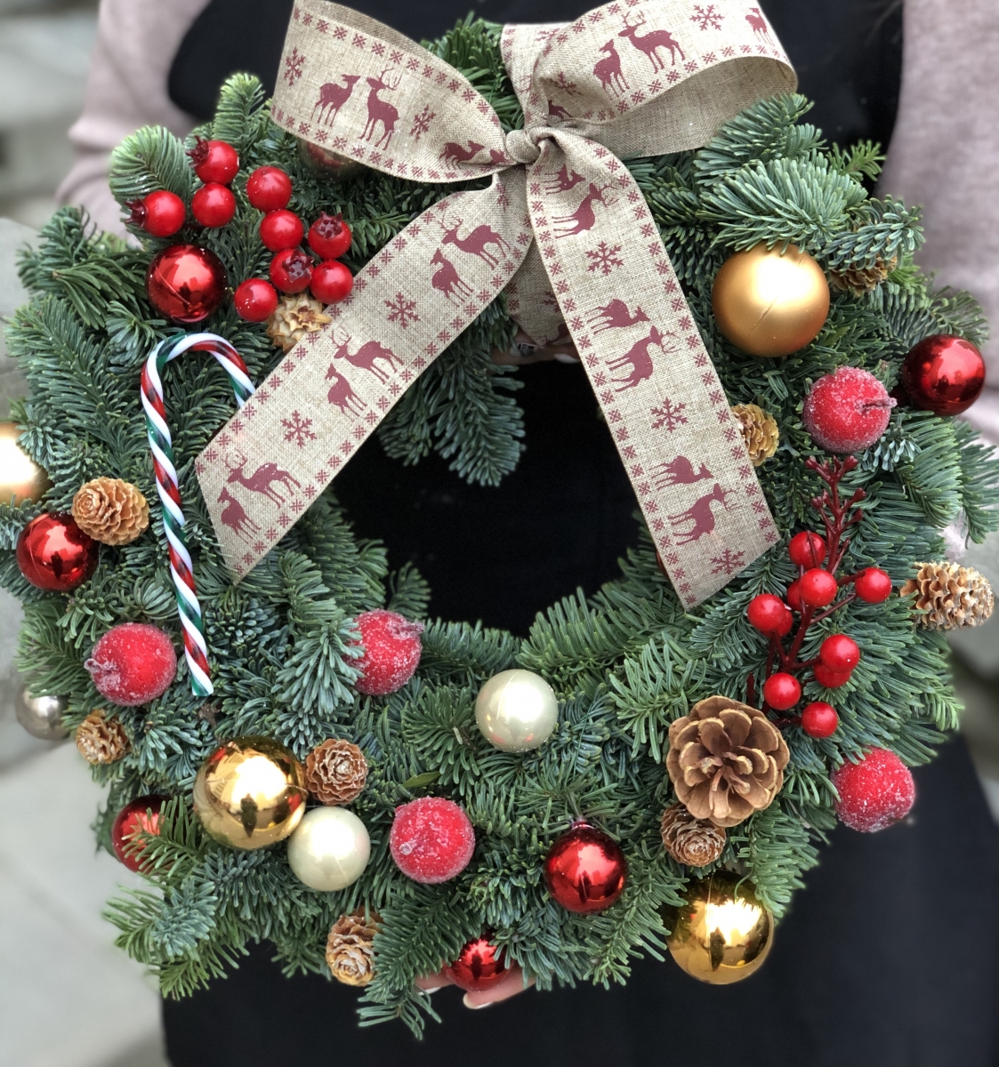 Коробочка Фуджи с кустовыми розами и macarons