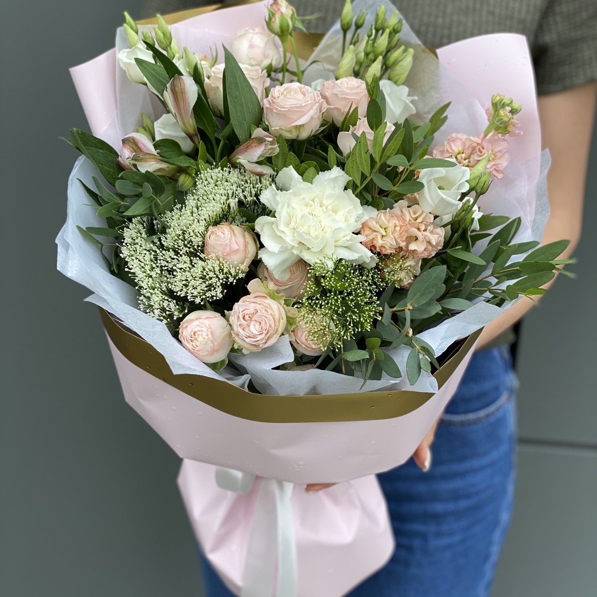 Букет из эустомы, маттиолы, кустовой розы, альстромерии и трахелиума Аделина