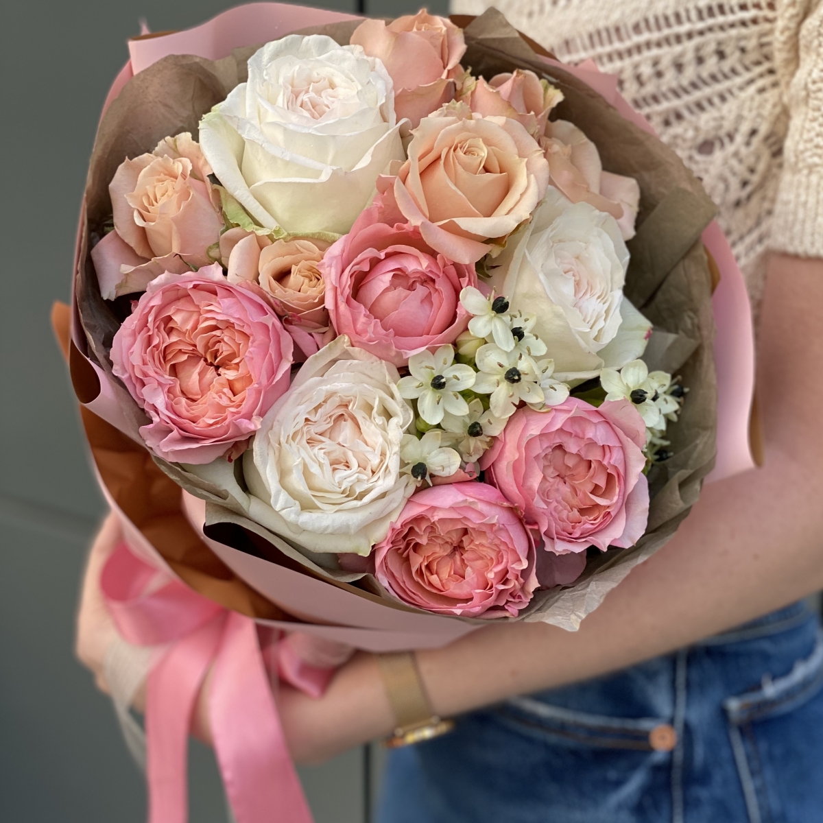 Букет из пионовидной кустовой и одноголовой розы Ля Флёр