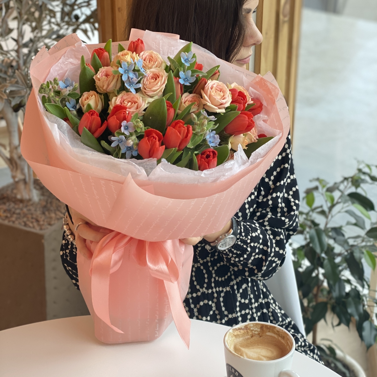 Букет Пламя страстей из тюльпанов, оксипеталума и кустовых роз