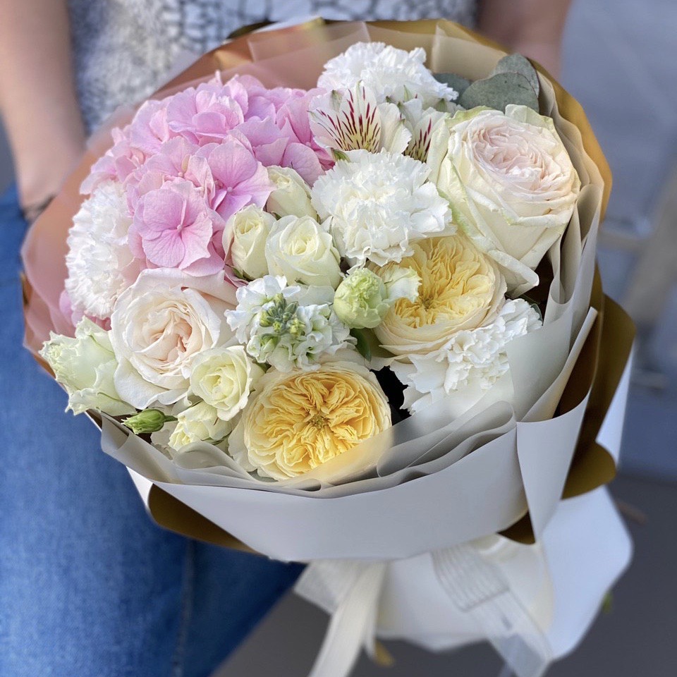 Букет из гортензии, пионовидной кустовой и одноголовой розы, альстромерии, маттиолы и эустомы Палермо