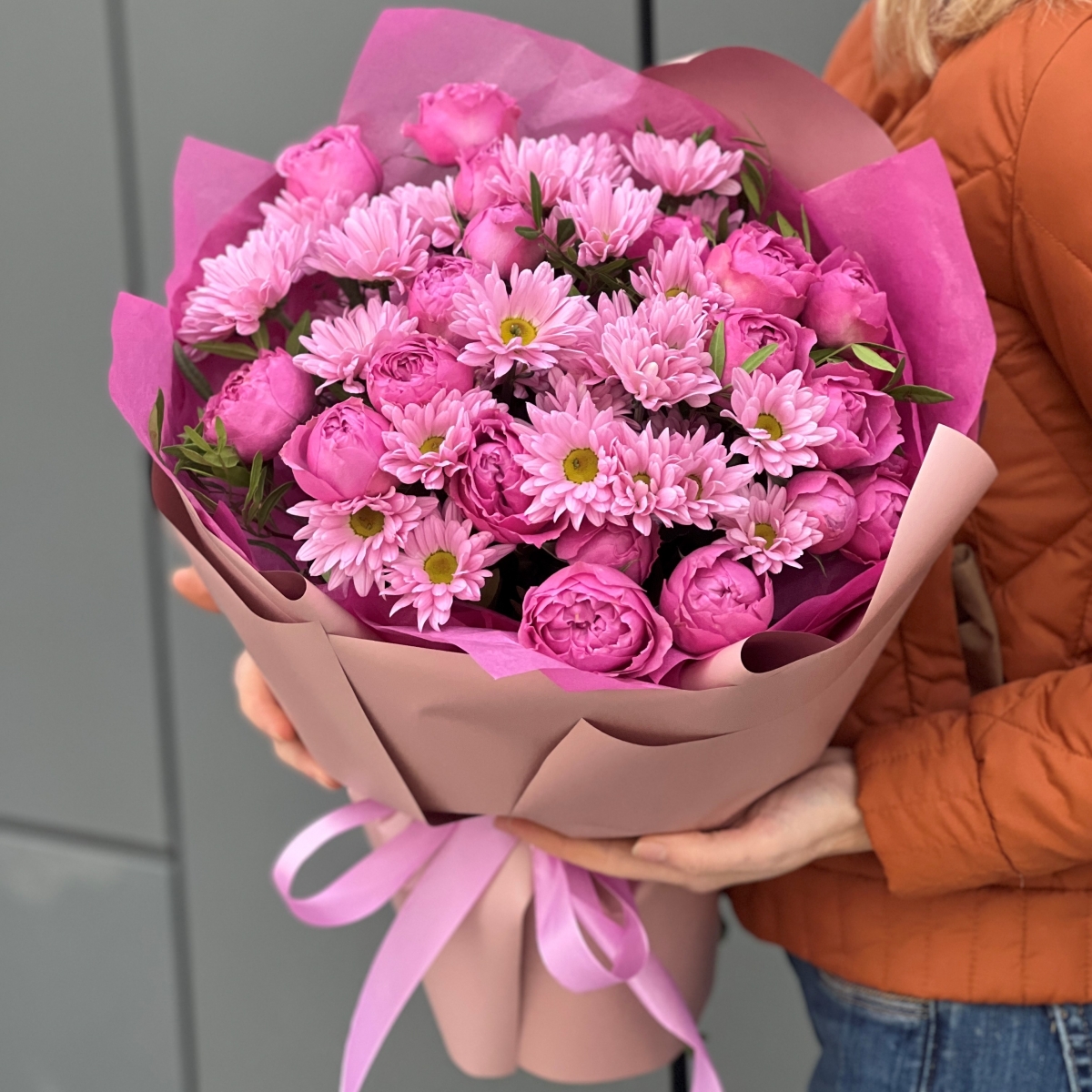 Букет Юбилейный Медиум из кустовых пионовидных роз и хризантемы