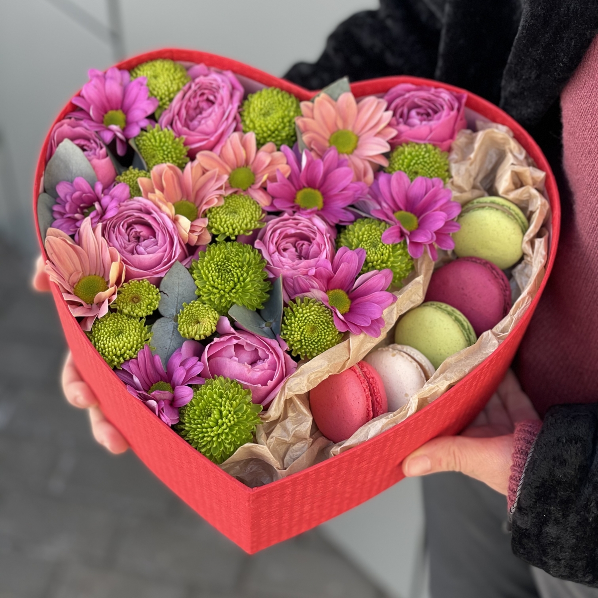 Коробочка Импульс из кустовой розы и хризантемы