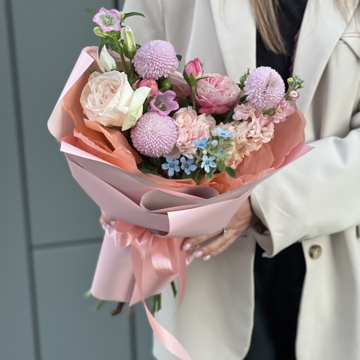 Букет Песня из оксипеталума, колокольчиков, момоки, маттиолы, розы сорта охара и виктор