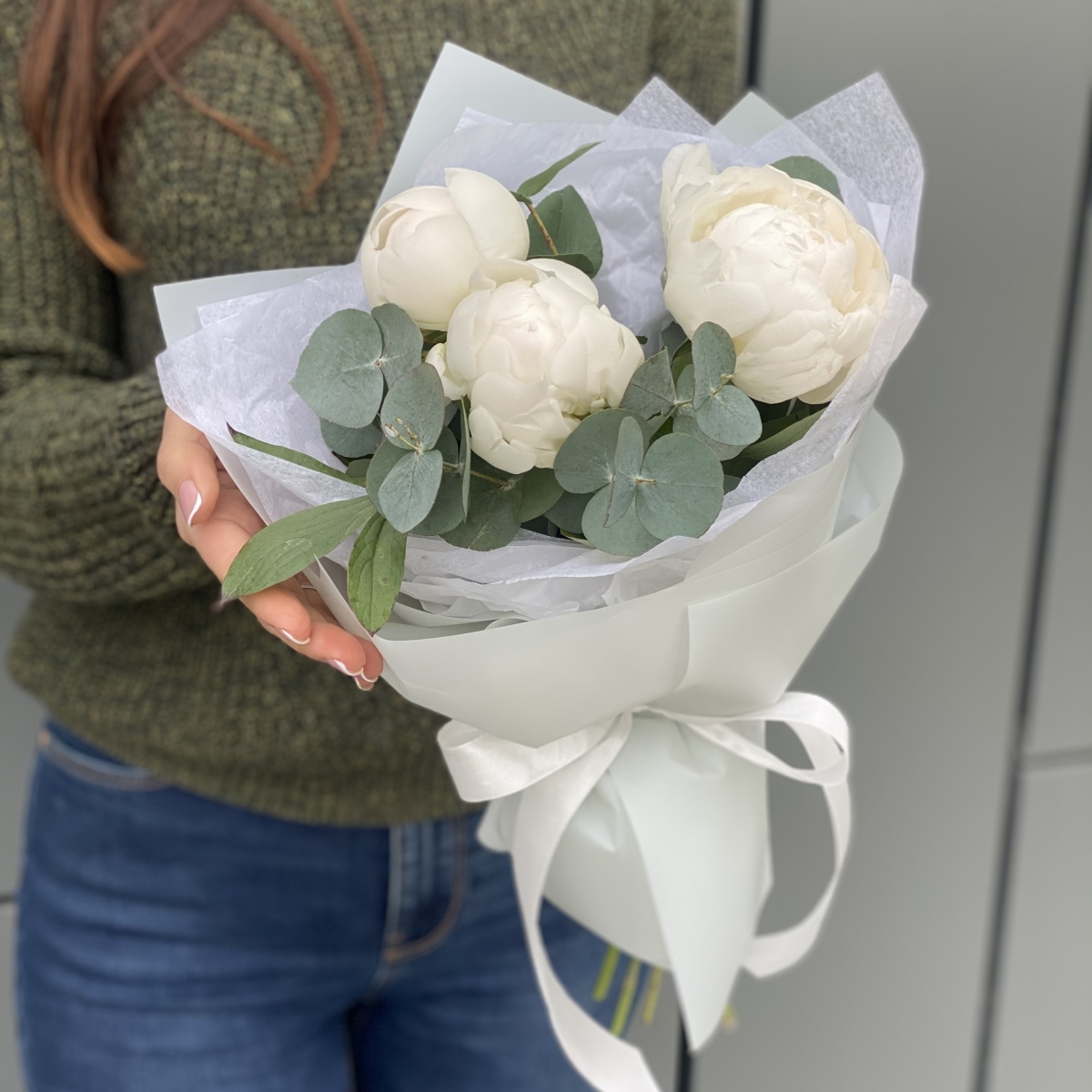 Букет Ice Cream из 3 белых пионов и эвкалипта