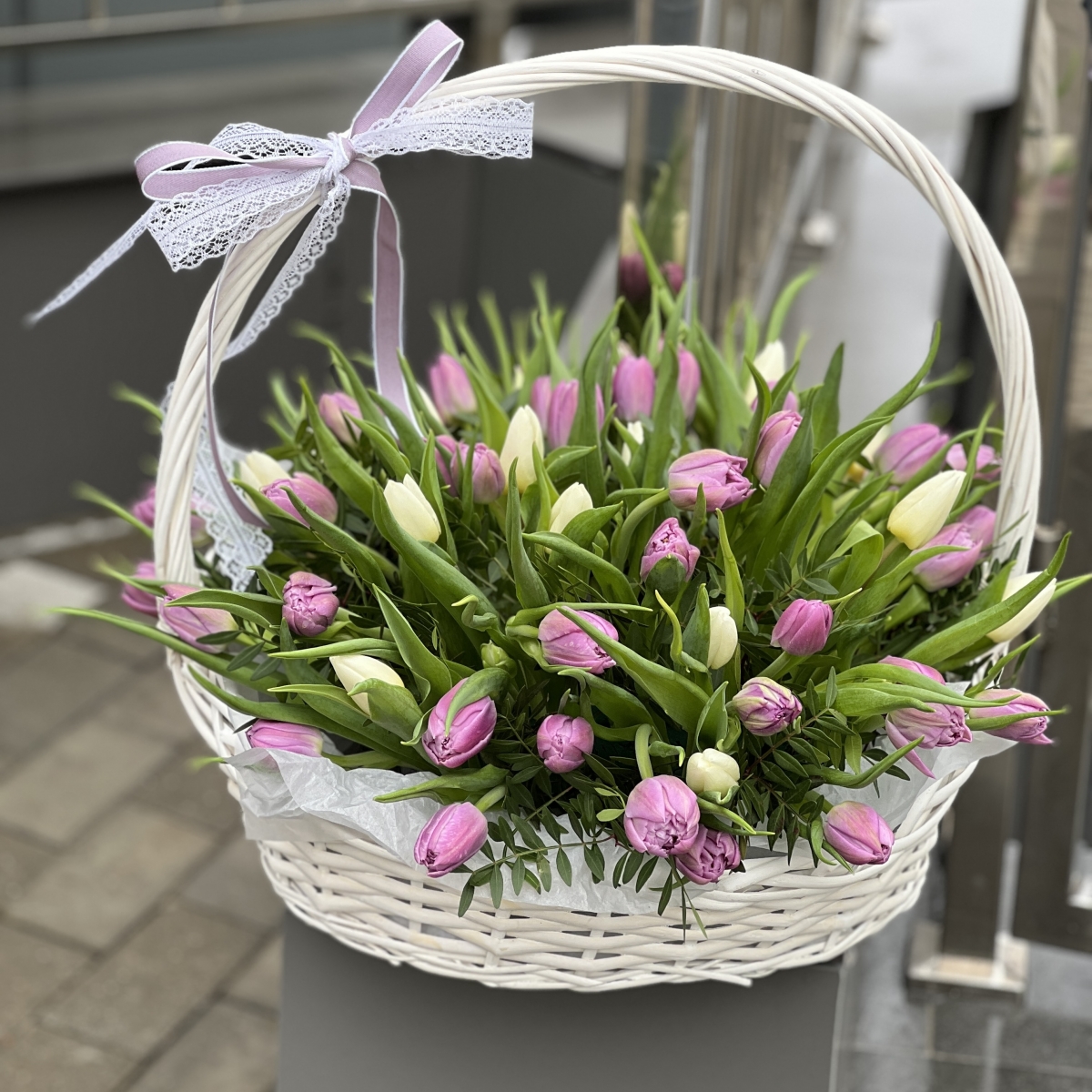 Корзина Моника из белых и фиолетовых тюльпанов