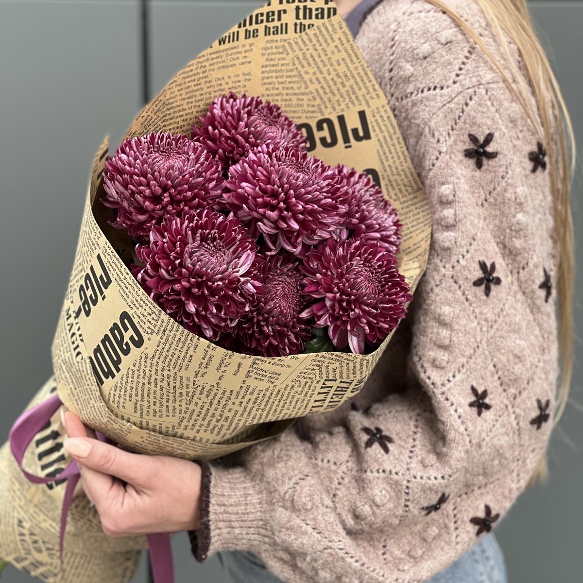 Букет Кураж из 7 хризантем сорта бигуди пёпл