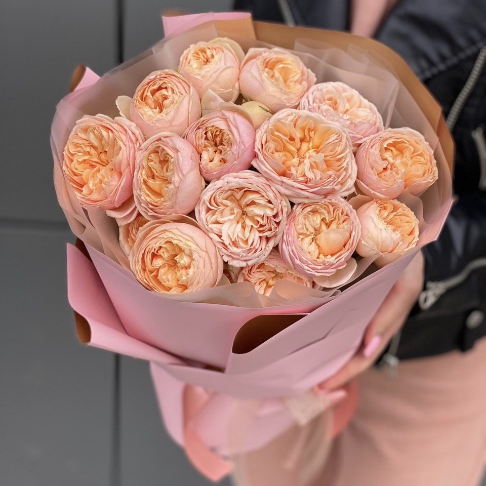 Букет из кустовых пионовидных роз Каталина Свит