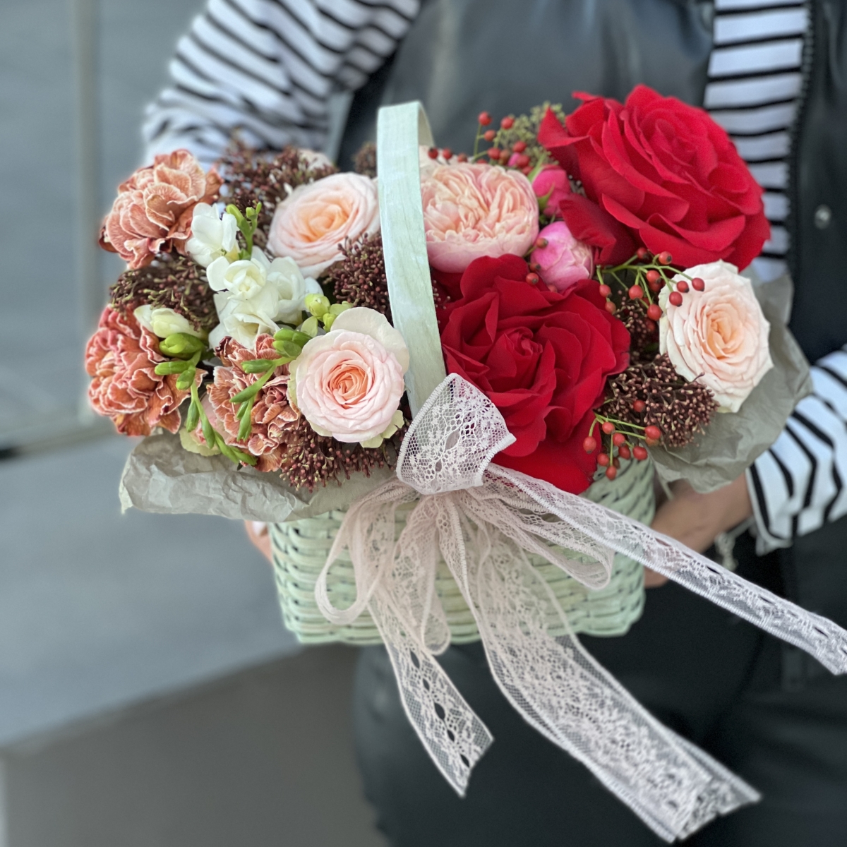 Корзиночка Листопад из диантуса, скиммии, калины, фрезии, кустовой и одноголовой розы