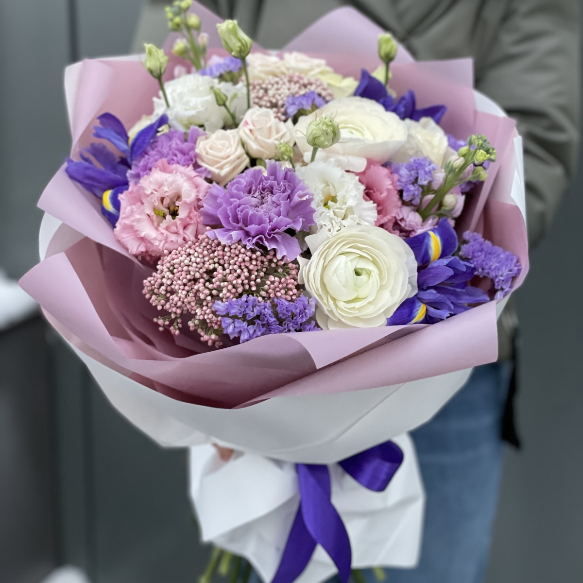 Букет Шифоновый бисквит из ранункулюсов, ирисов, роз, статицы и озотамнуса