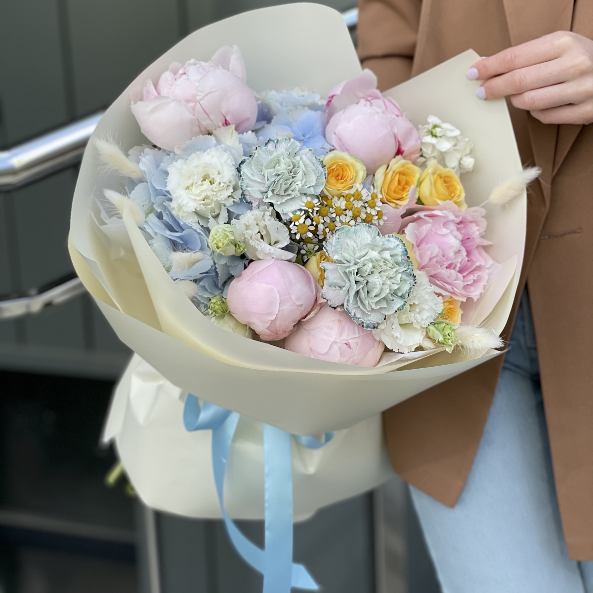 Букет Летний из пионов, гортензии, диантуса, танацетума и лагуруса