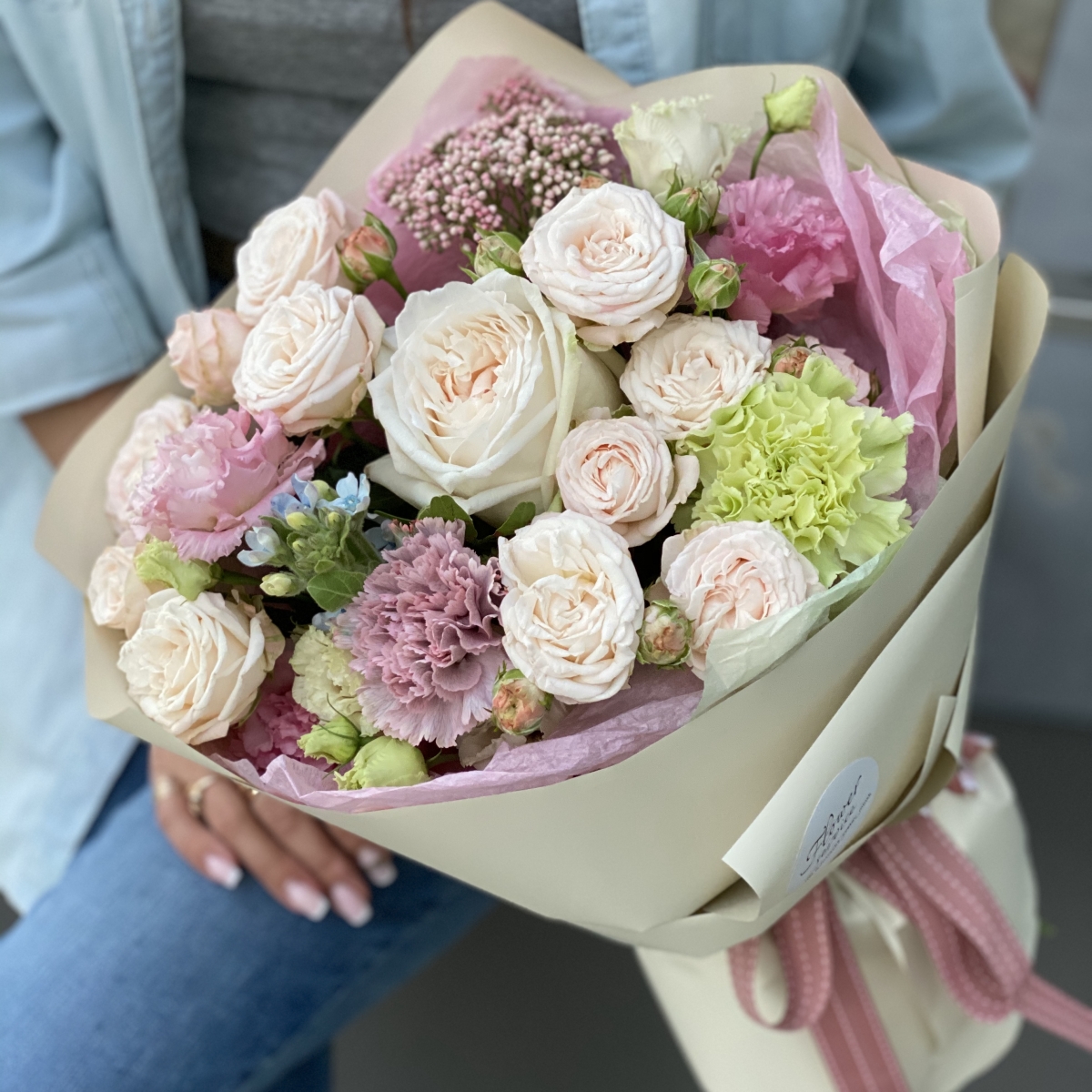 Букет из кустовой розы, эустомы, диантуса и озотамнуса Роял