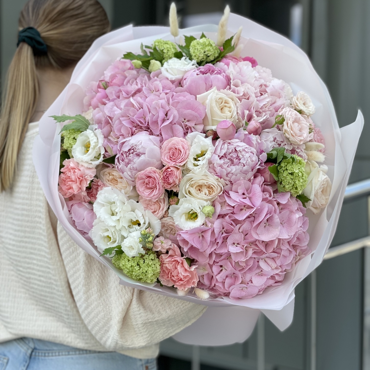 Букет Живанши из гортензии, маттиолы, вибурнума, роз и диантуса