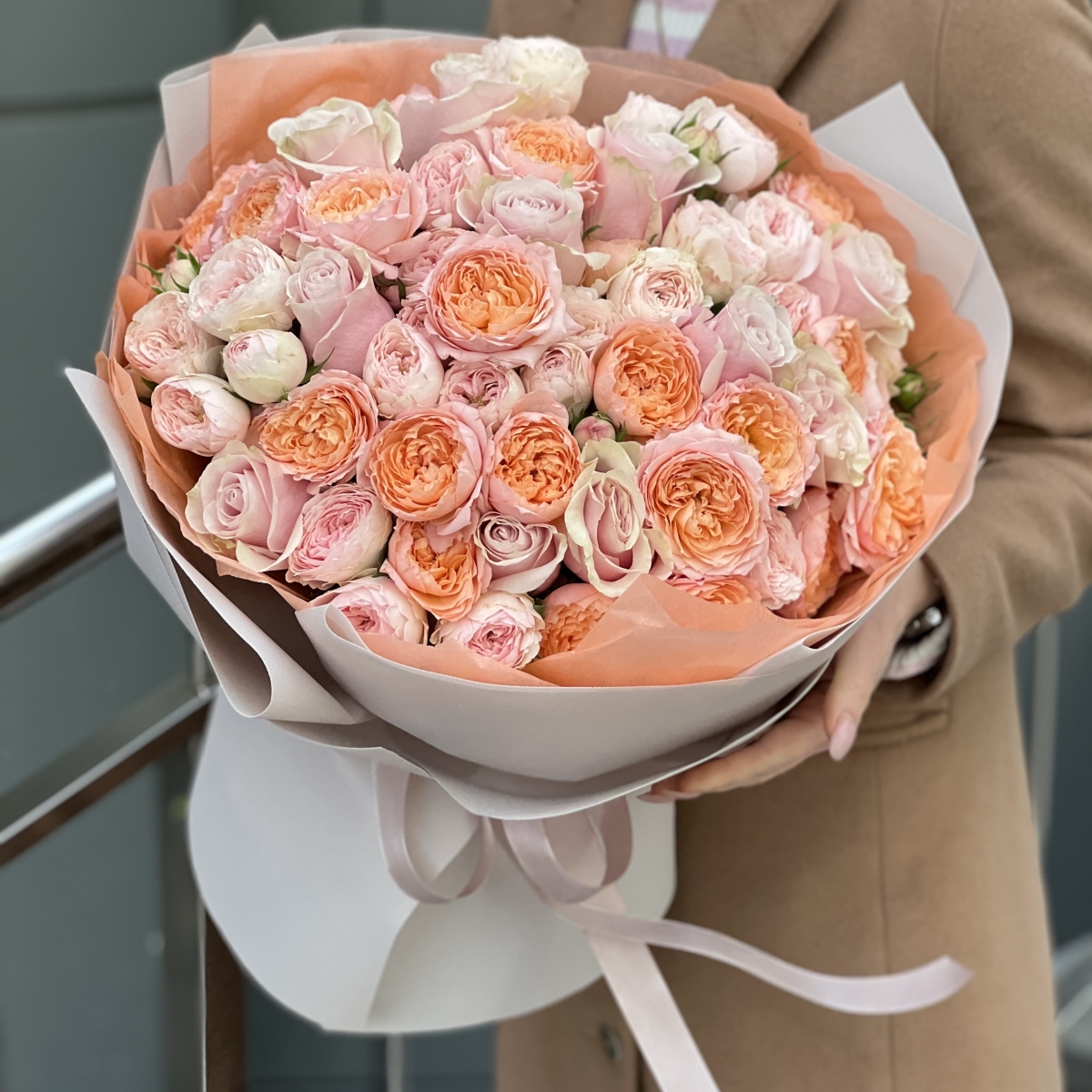 Букет Оранжевый закат из кустовых пионовидных роз сорта мэндсфилд парк, джульетты и пинк мондиал