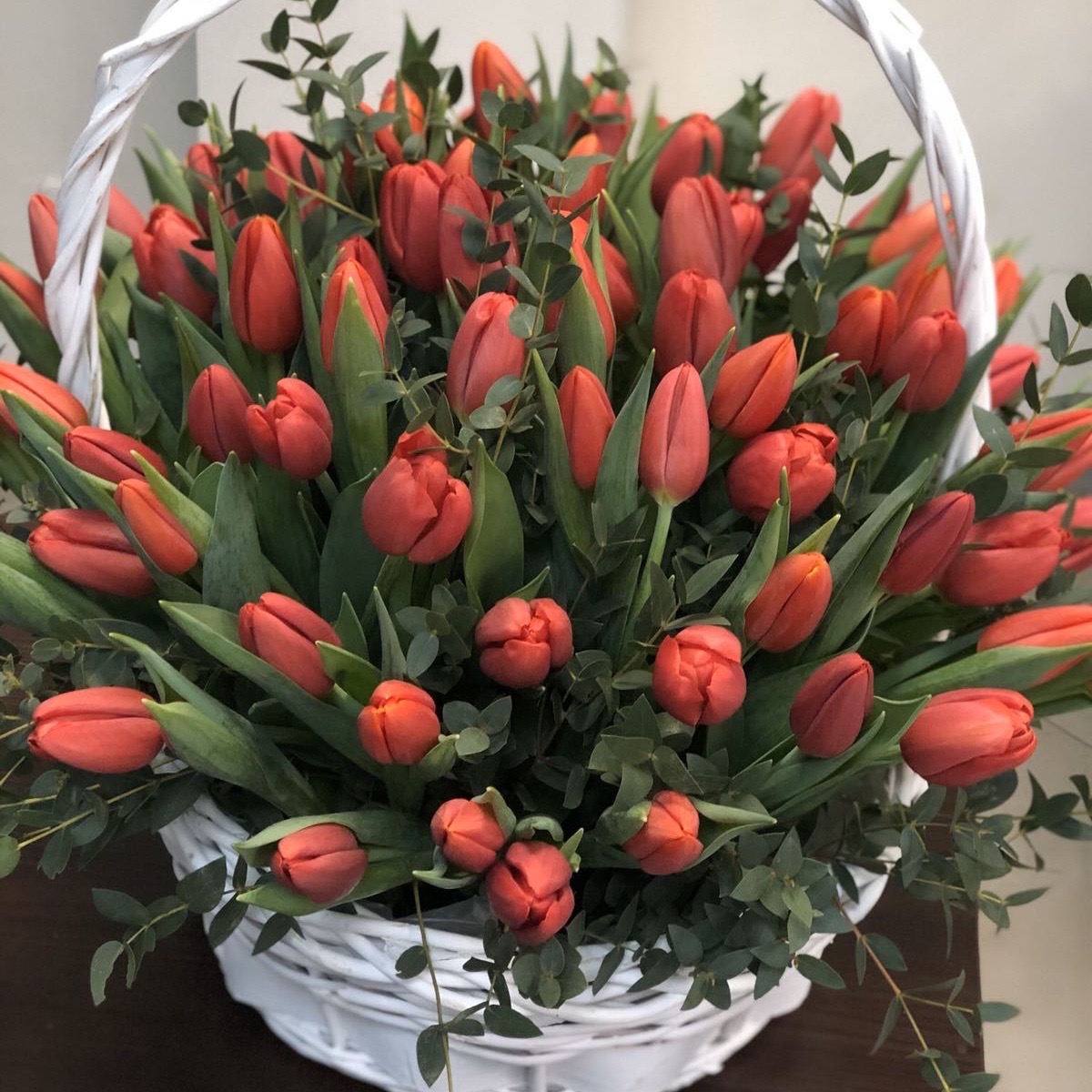 Коробочка Белка с белыми тюльпанами и эвкалиптом