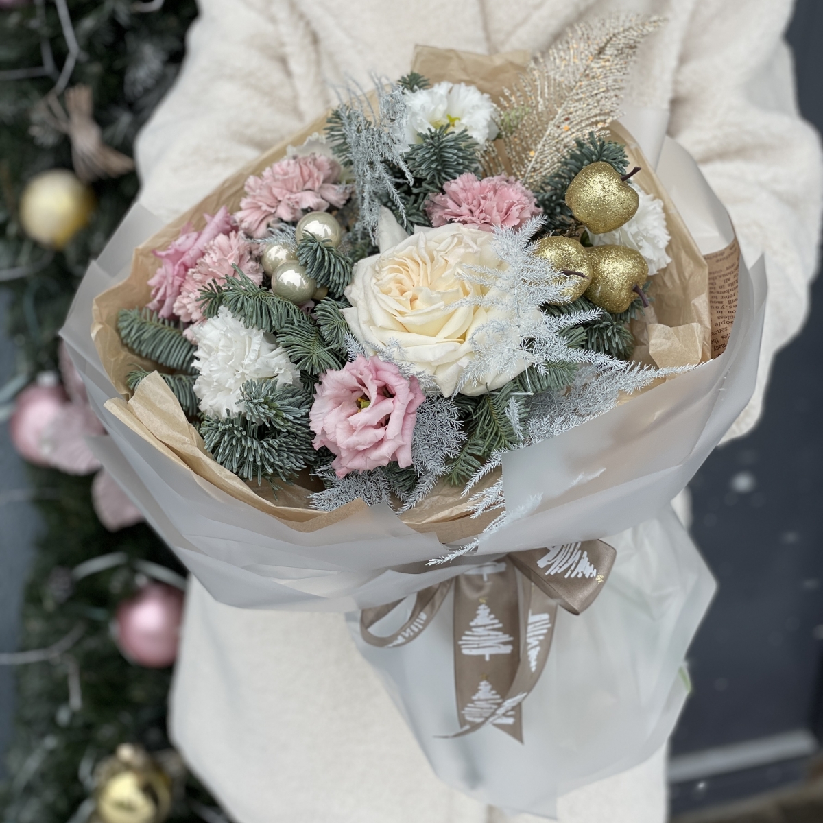 Букет Новогодний мюзикл из нобилиса, аспарагуса, эустомы и зимнего декора
