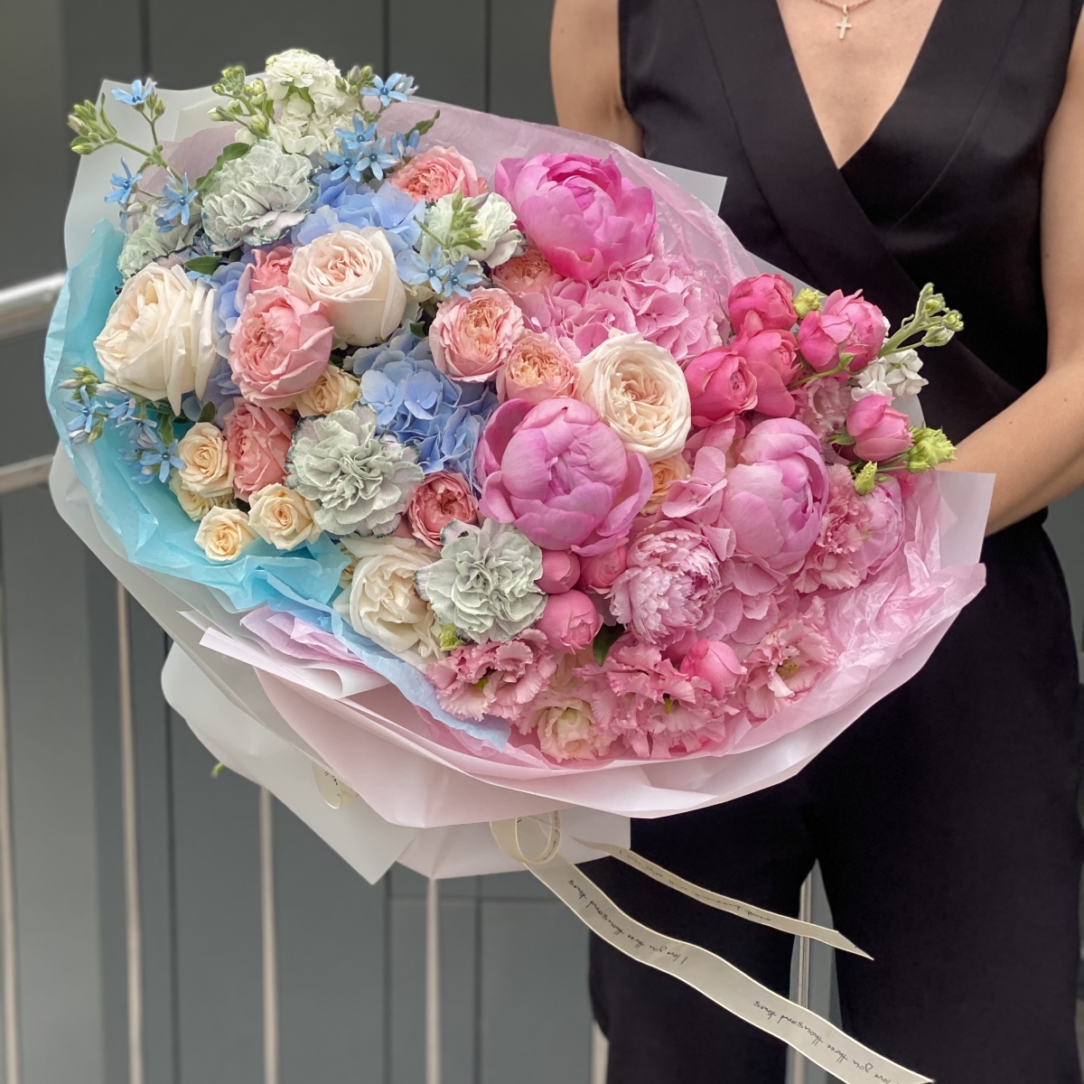 Букет Он и Она из пионов, гортензии, роз, маттиолы и оксипеталума