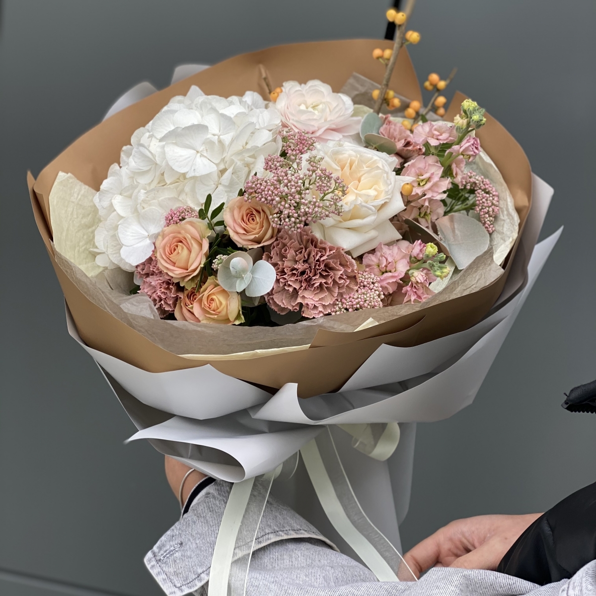 Букет Осенняя нежность из гортензии, диантуса, ранункулюса, маттиолы, илекса и озотамнуса