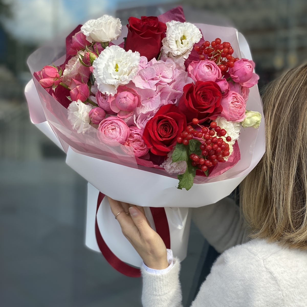 Букет Каркаде из гортензии, эустомы, роз и вибурнума