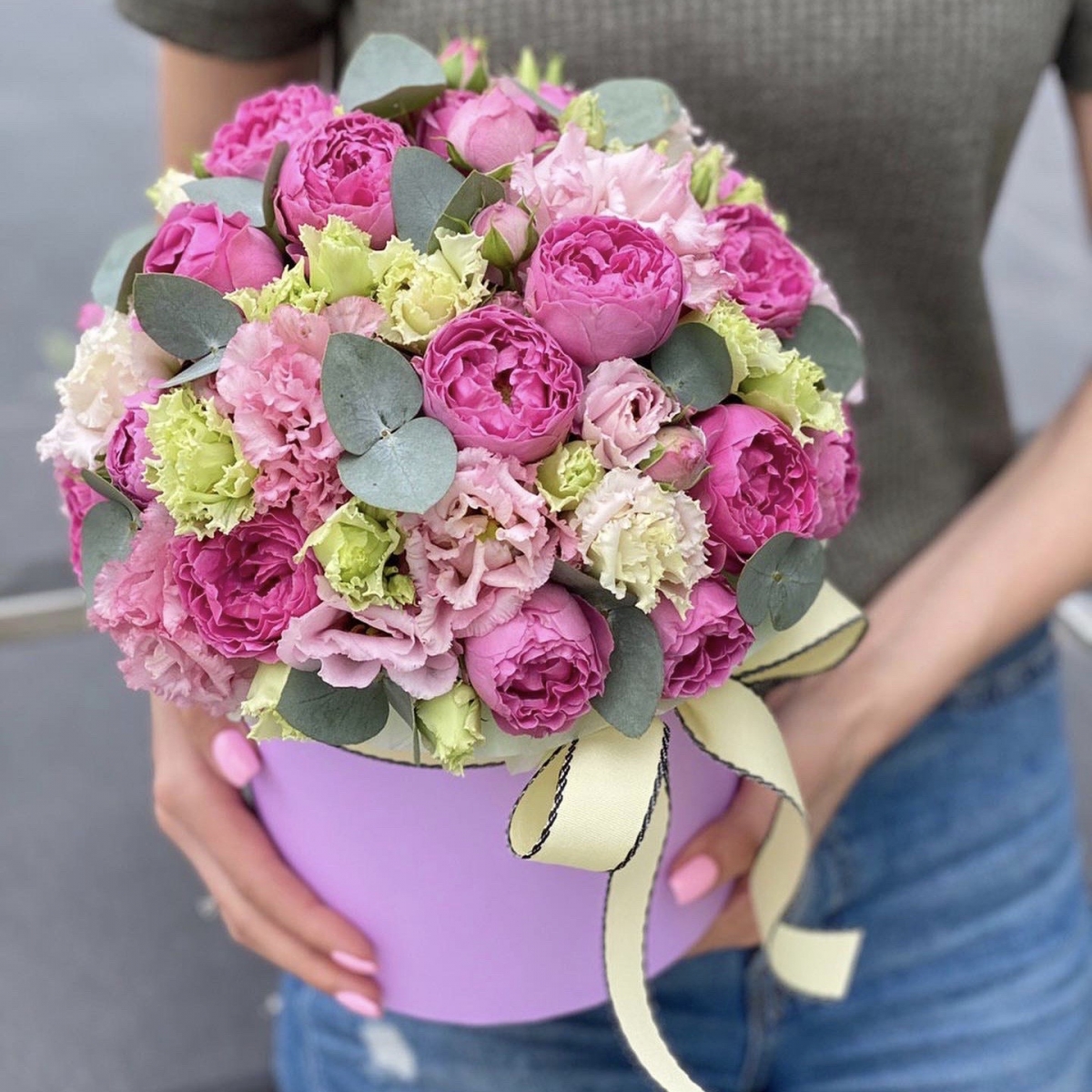 Коробка шляпная из пионовидной кустовой розы и эустомы Пионовое кружево