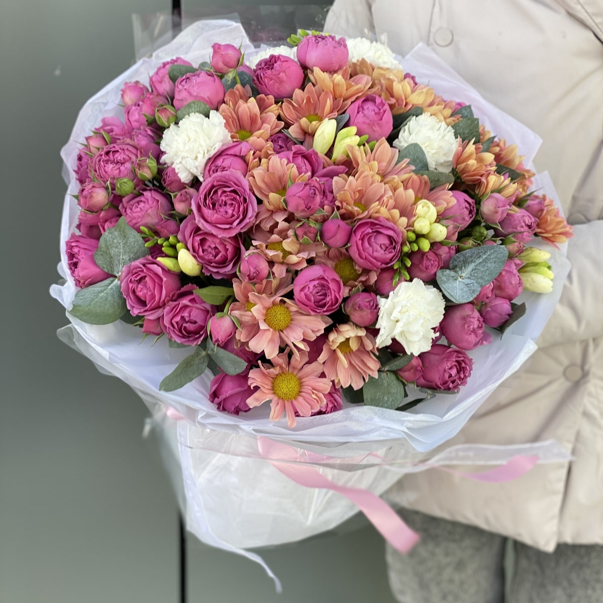 Букет Благородный вкус из хризантемы, фрезии, кустовой пионовидной розы и гвоздики