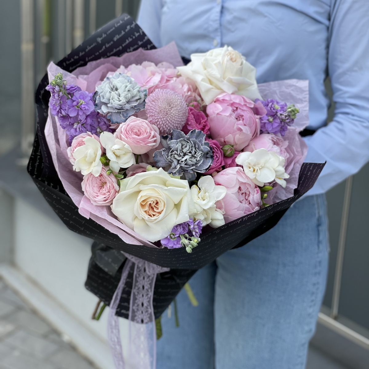 Букет Маттиоли из гортензии, фрезии, маттиолы, момоко, диантуса и роз