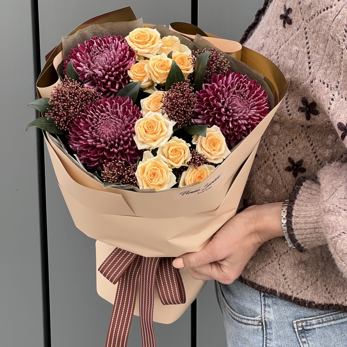 Букет Сокровенная мечта из хризантемы сорта бигуди, скиммии и кустовых роз