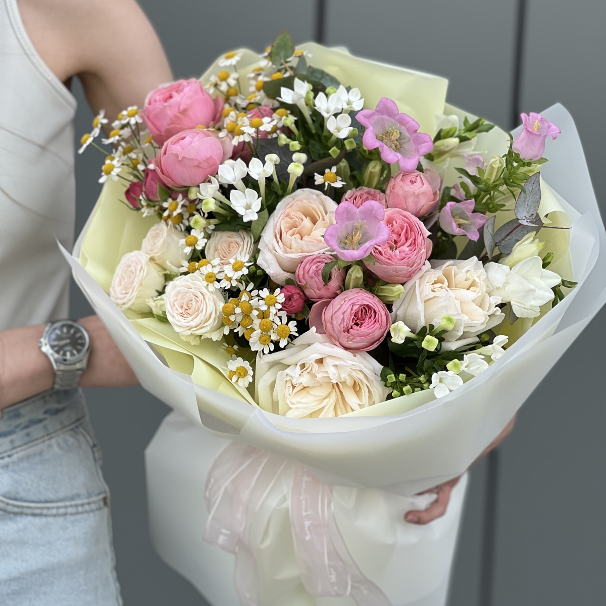 Букет Август из охары, танацетума, бувардии, кампанулы и фрезии