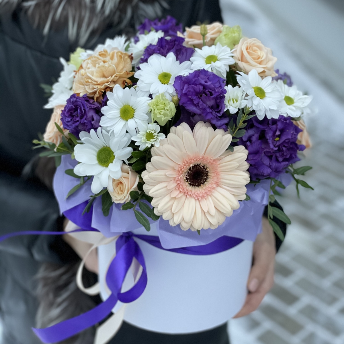 Коробка Бурное спокойствие из кустовой розы, герберы и диантуса