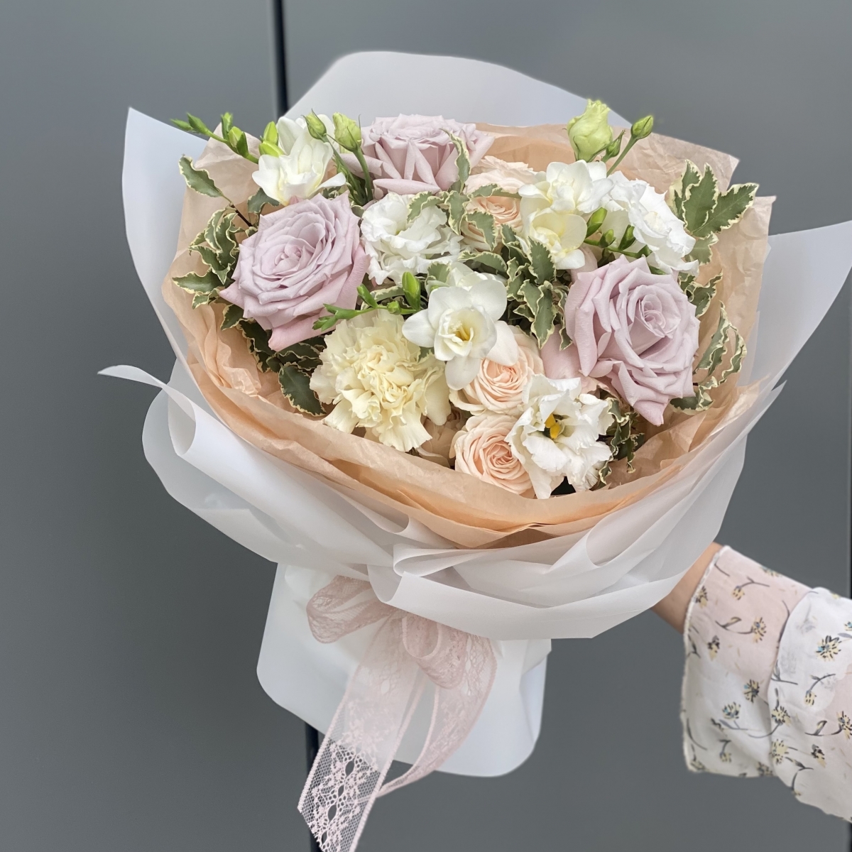 Букет Солетто из роз мента, фрезии, питтоспорума и роз