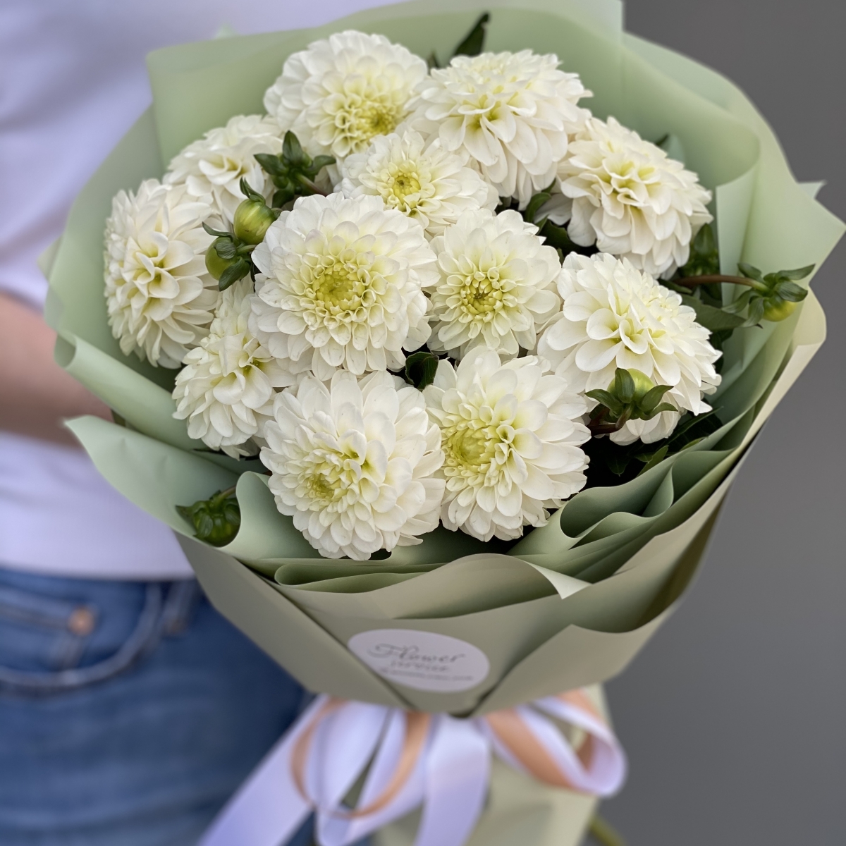 Букет Дисней из 11 молочных георгин