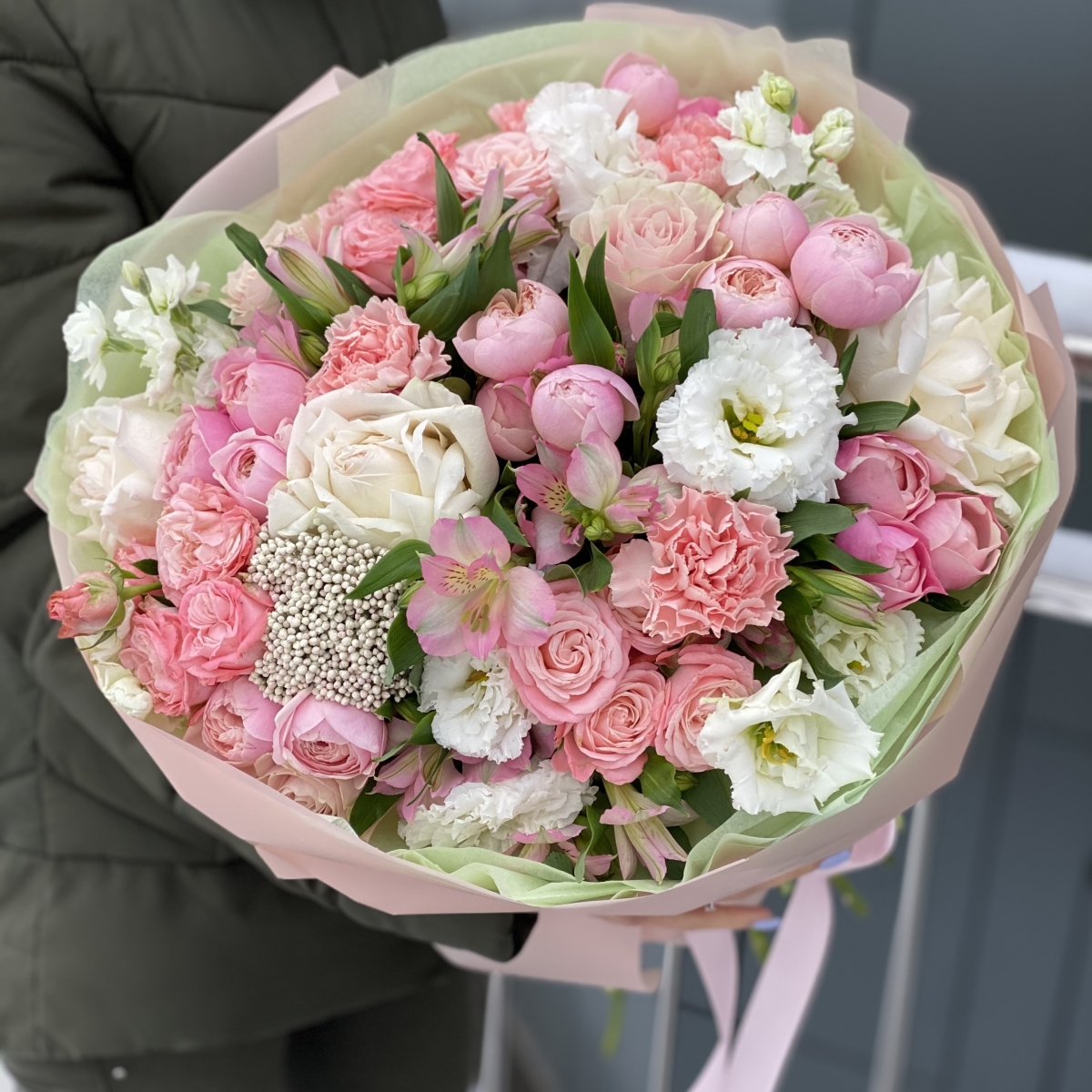 Букет Романс из роз, альстромерии, маттиолы и диантуса