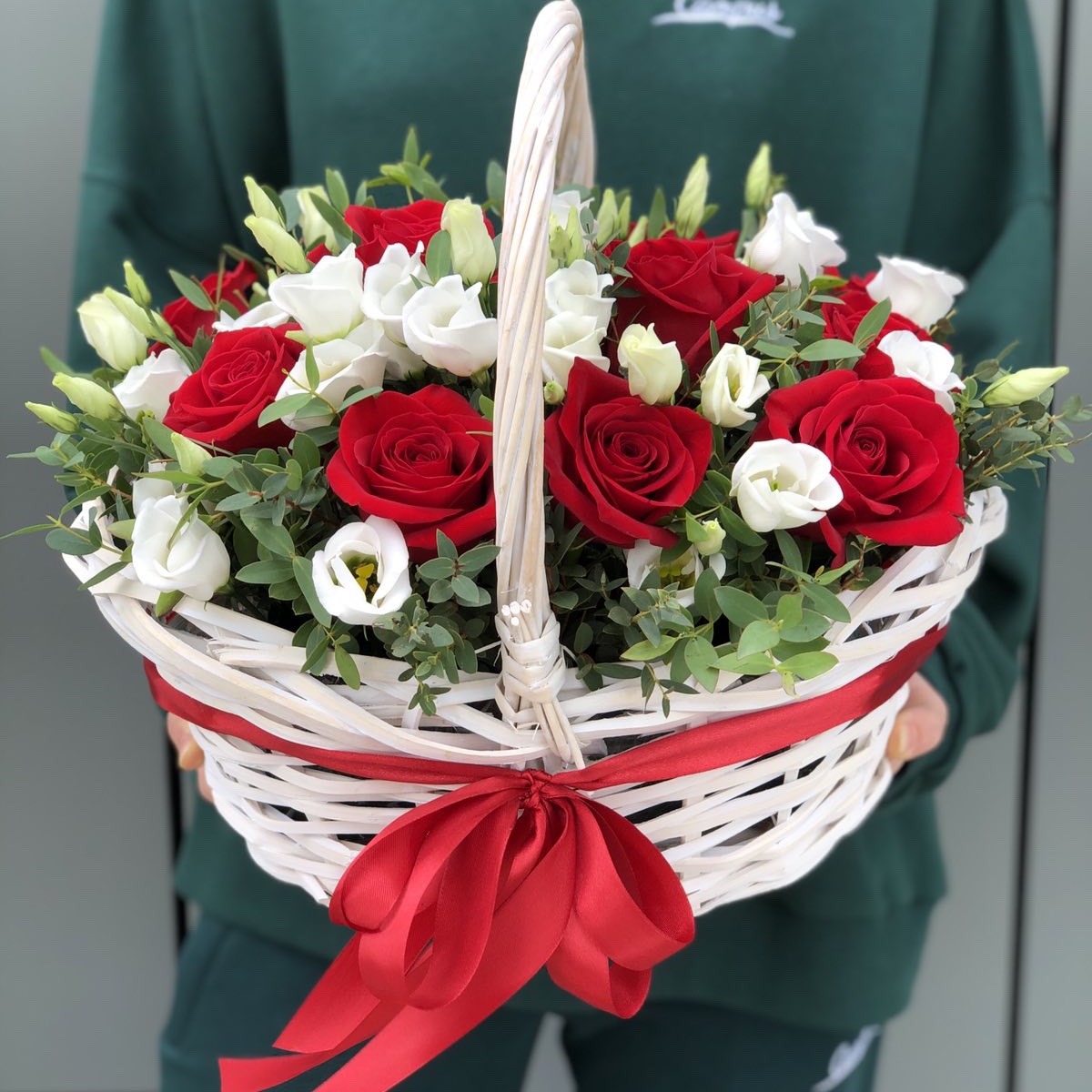 Корзина Вселенная из красных роз и эустомы